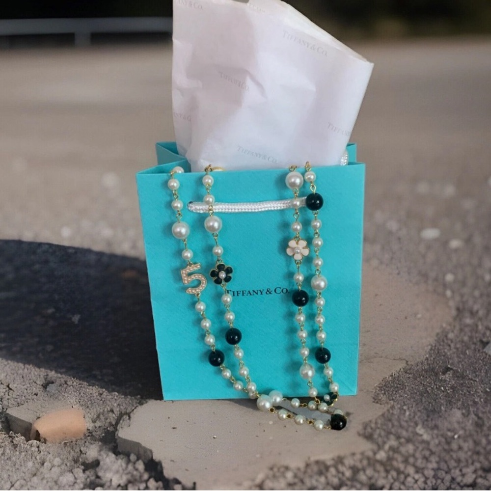 Elegant Pearl and Black Bead  no 5 Necklace 78